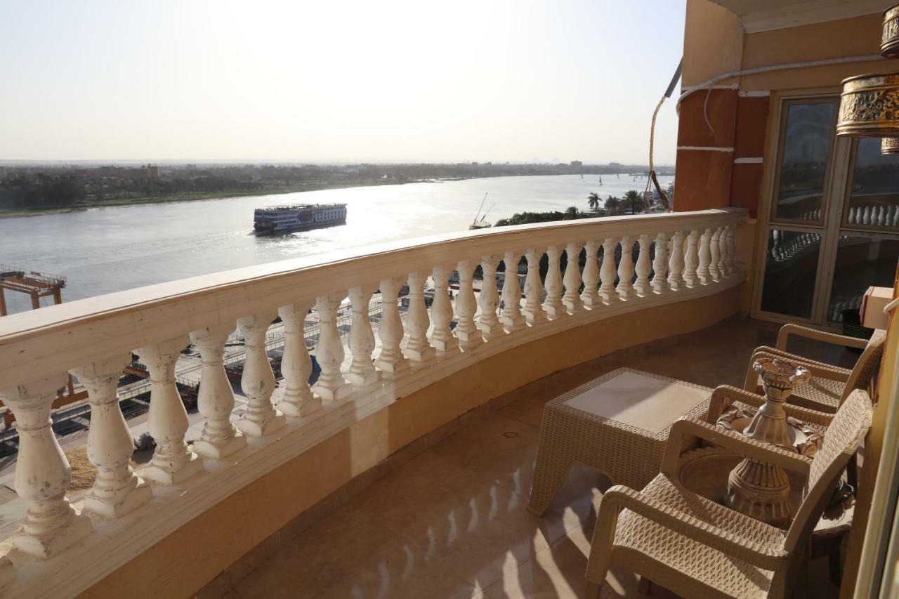 Maadi, Direct Nile River View From All Rooms 开罗 外观 照片