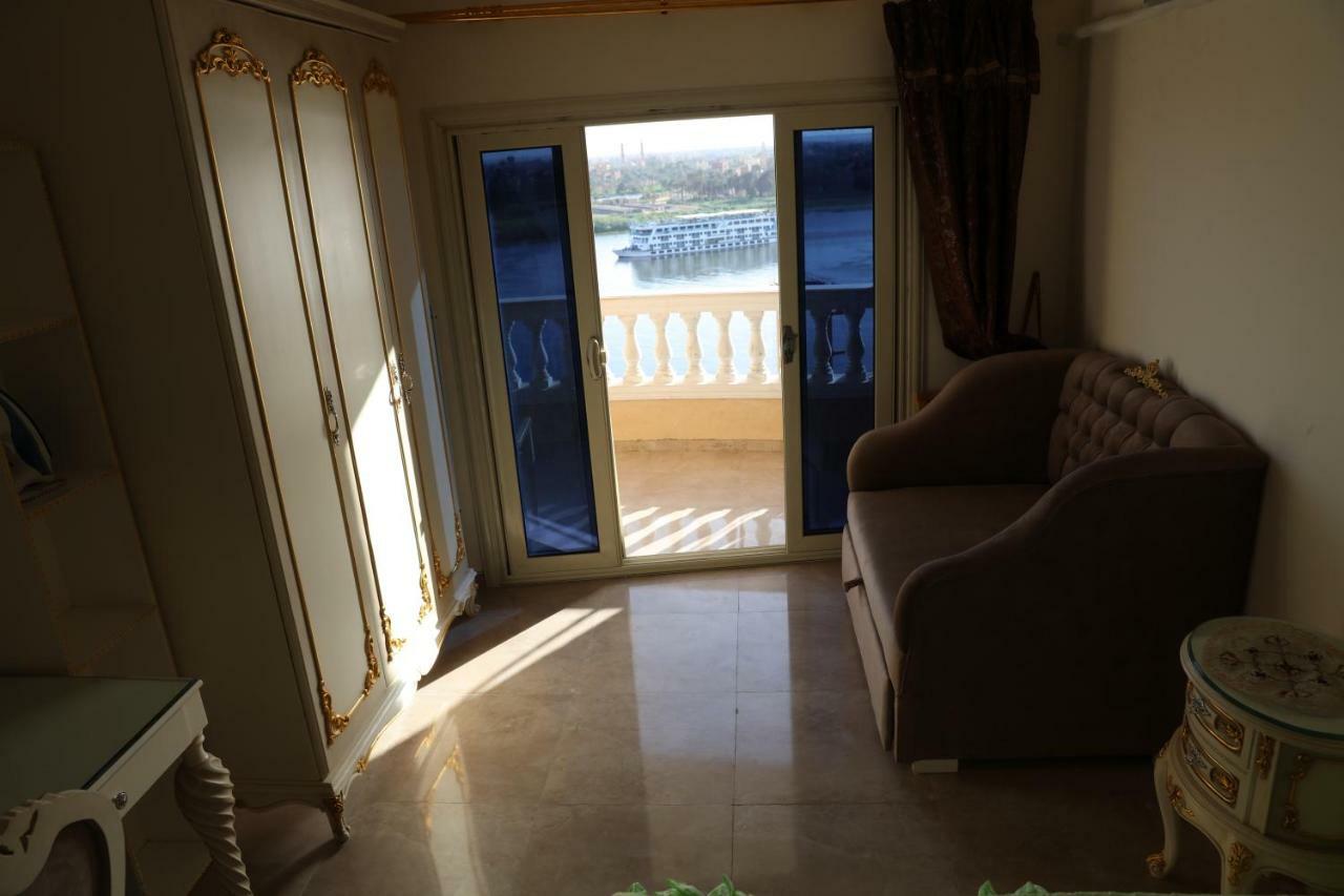 Maadi, Direct Nile River View From All Rooms 开罗 外观 照片