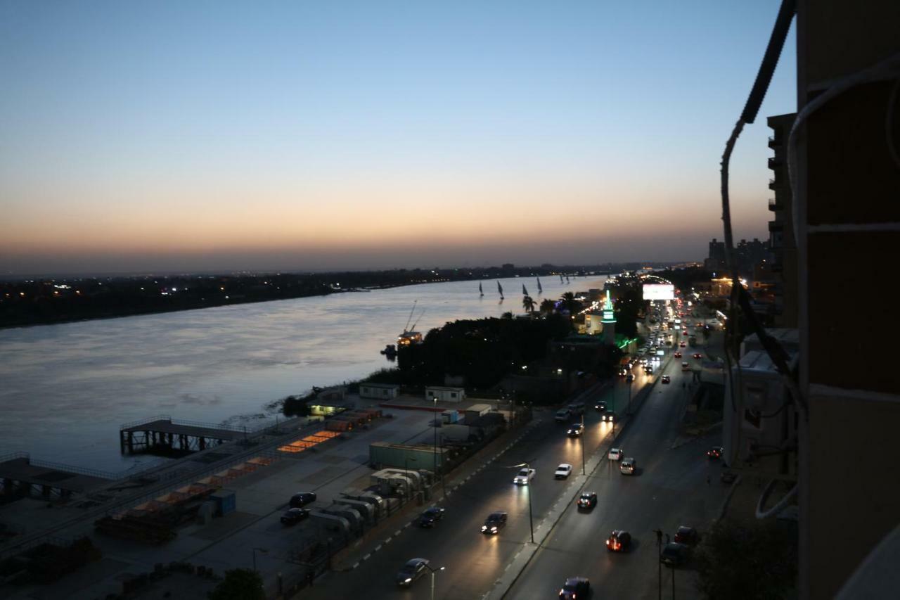 Maadi, Direct Nile River View From All Rooms 开罗 外观 照片