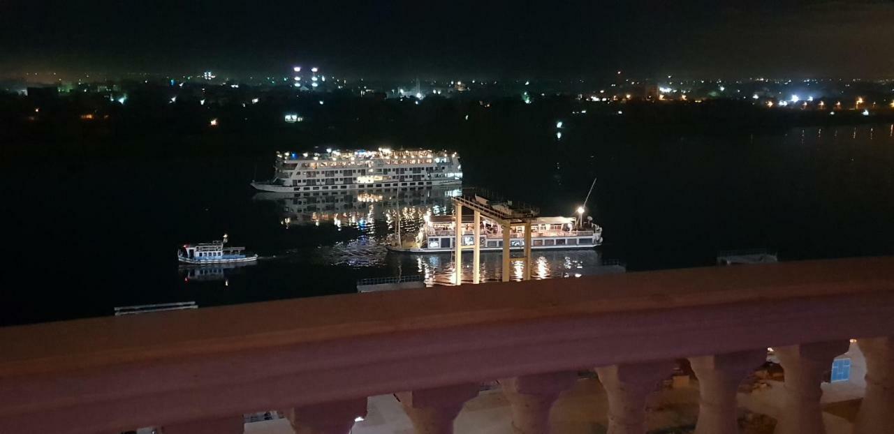 Maadi, Direct Nile River View From All Rooms 开罗 外观 照片
